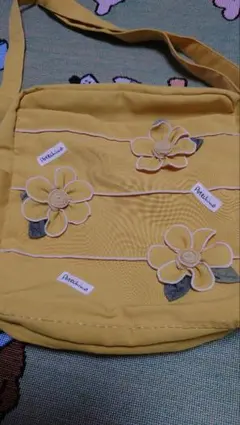 ❤新品未使用　Portechino 花飾り付きイエショルダーバッグ❤のサムネイル