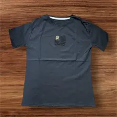 カジュアル　ワンポイント金具&刺繍Tシャツ　ブラック