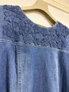 46 大きいサイズローズティアラ 着痩せ花柄刺繍 デニムワンピース 半袖のサムネイル