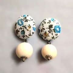 【新品】ハンドメイド花柄布製アイボリービーズピアス