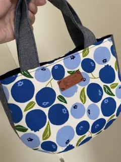 爽やかなブルーベリー柄のコロンとした形のトートバッグ(ハンドメイド)