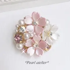 桜＆白花＊パール＆ビジューブローチ✨　卒業式　入学式　桜モチーフ　ハレの日　軽量