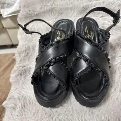 ブラックフリル付きプラットフォームサンダル