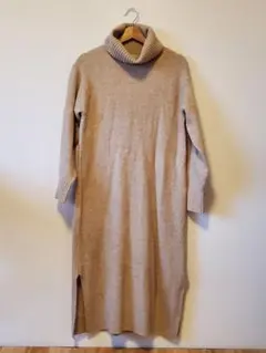 ユニクロ　ベージュ タートルネック ニットワンピース M