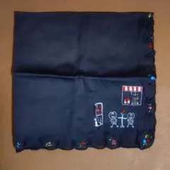 【ルルギネス】刺繍入りハンカチ ブラック スカラップ縁（未使用）のサムネイル