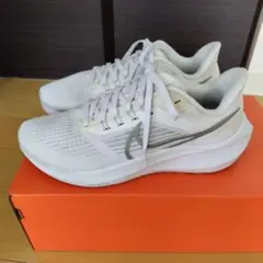 スニーカー　NIKE　23.0cm　ペガサス　ウィメンズ　ランニング　ホワイト系