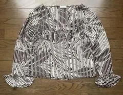 幾何学模様 Vネックブラック　フレア袖　新品未使用