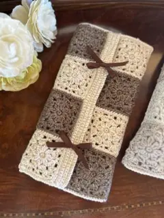 かぎ針編みソフトティッシュカバー（ホワイト&ブラウン）