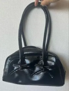 ブラック リボン付き エナメル調 ハンドバッグ