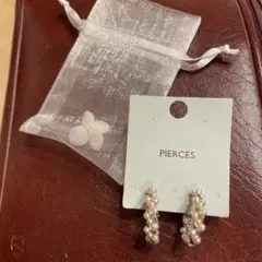 パール調　ゴールドカラーツイスト　ピアス　アクセサリー