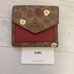 ピコさま専用　コーチcoach 財布　リンゴ　新品未使用 COACH（コーチ） 二つ折り財布 総柄 りんごモチーフ アップル柄 レザー