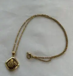 花模様の金色ネックレス