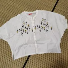 【超メルカリ市中値下げ】POU DOU DOU 刺繍入り半袖クロップドシャツのサムネイル
