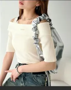 【mily bilet】あざと肌見せに”きゅんっ”。プレート使いオフショルのサムネイル