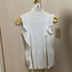 ホワイトタートルネックニット フリル付き