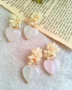 ハンドメイド ❤︎ お花 苺 ♡ ビジュー ピアス風 イヤーカフ ♡ ハンドメイド ❤︎ お花 苺 ♡ ビジュー ピアス風 イヤーカフ