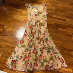 インゲボルグの花柄ワンピースです。