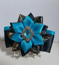 ヘアクリップ 痛ロゼット風 髪飾り 水色×黒×金