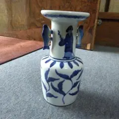 青い葉模様の陶器花瓶