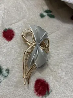 ゴールドリボン型ヘアクリップ
