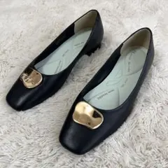 【美品】アカクラ　スクエアモチーフパンプス　ブラック23.5cmのサムネイル