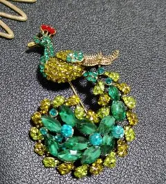 孔雀ブローチ【新品】クジャク　ラインストーン　縁起