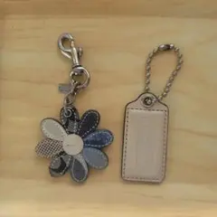 COACHのバックチャームとタグ