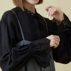 スローブイエナ　カット刺しゅうブラウス