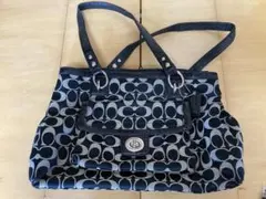COACHシグネチャー柄のサッチェルバック