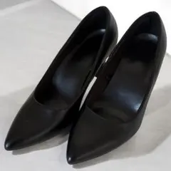 ブラック パンプス 22.5cm 黒 ポインテッドトゥ ヒール きれいめ