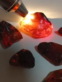 天然琥珀 原石 7点 約11g 赤色透過 UV青色反応 穴なし