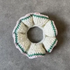 シュシュ　ハンドメイド　編み物　かぎ編み ベージュベース×グリーン/ピンク