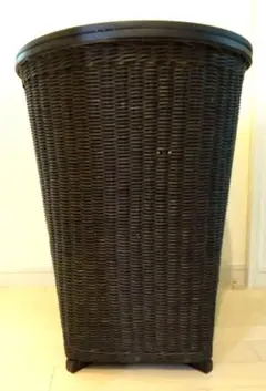 天然の素材で職人が編んだ木製蓋付き特大の焦げ茶色収納籠