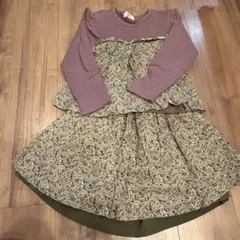 長袖トップスと花柄スカートのセット