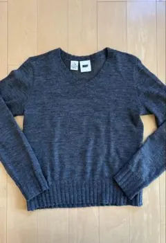 DKNY 100%ウール　Vネックニット　Sサイズのサムネイル