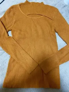 オレンジ リブ編み 胸開きセーター