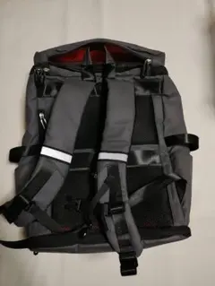 グレーの多機能リュック