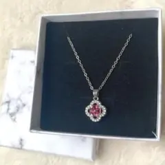 【新品】 ジルコニア　クローバーモチーフ　ネックレス　マゼンタ　箱付き