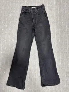 LEVI’S ブラックフレアデニムパンツ