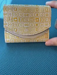 クアトロガッツ 小さいふ　ペケーニョ 三つ折り財布 コンパクト