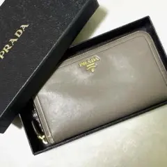 PRADA プラダ　長財布 ラウンドファスナー レザー　ロゴ入り　グレーのサムネイル