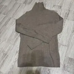 無印良品..リブ編みベージュブラウンタートルネックセーター