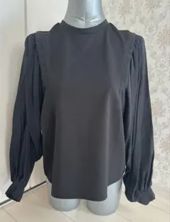 黒いパフスリーブ長袖トップス