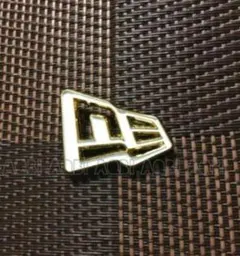 【newera】ニューエラ　キャップ　メタル フレームアクセ　ピンバッジ㊳のサムネイル