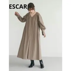ESCAR　エスカー　ギャザースリーブVネックロングワンピース　モカ