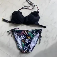 黒と花柄のセパレートビキニ