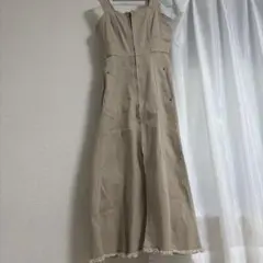 ベージュ ジッパー付きキャミワンピース
