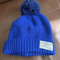 青色ポンポン付き帽子