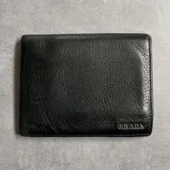 PRADA プラダ　二つ折り財布　コンパクト財布　メタルロゴ　ブラック　レザー