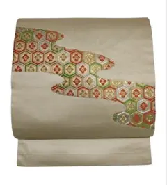 準礼装にも　名古屋帯　ベージュ地　亀甲文様　刺繍　上品な光沢